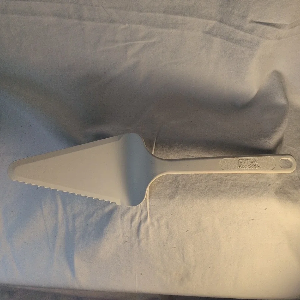 Vintage Pyrex Cake Server Pie‎ Server White Serrated Edge Vintage Kitchen